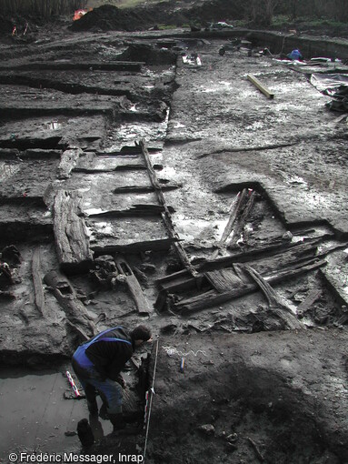 Rebord oriental de l'enceinte montrant les substructions d'un ponton et d'une passerelle construits en 995, Pineuilh (Gironde), 2003.Sur une petite éminence naturelle dominant un bras mort de la Dordogne, un habitat aristocratique s'implante à la fin du Xe s.