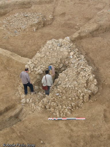Deux des sépultures de l'âge du Bronze mises au jour à Amélie-les-Bains (Pyrénées-Orientales), 2006. Ces tumuli de pierre abritaient les corps de personnages importants et leur aspect monumental marquait le territoire de la communauté.