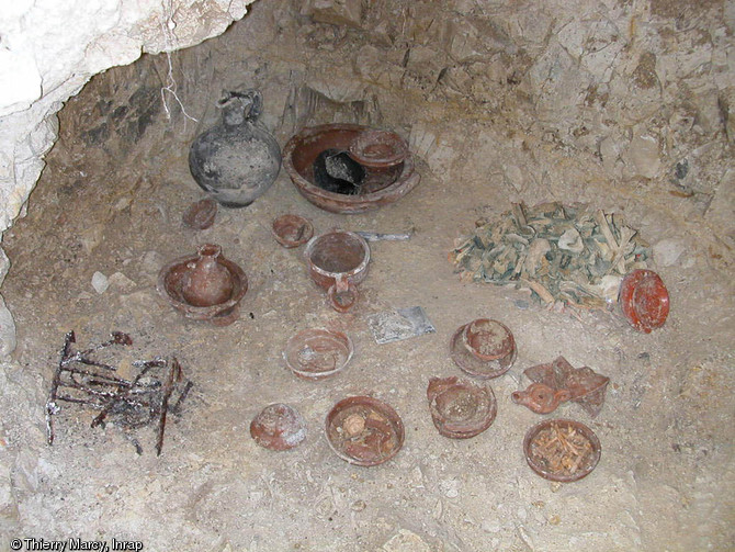 L'intérieur de l'un des deux caveaux funéraires gallo-romains mis au jour à Fontaine-Notre-Dame (Nord), premier quart du IIe s. de notre ère, 2006.    