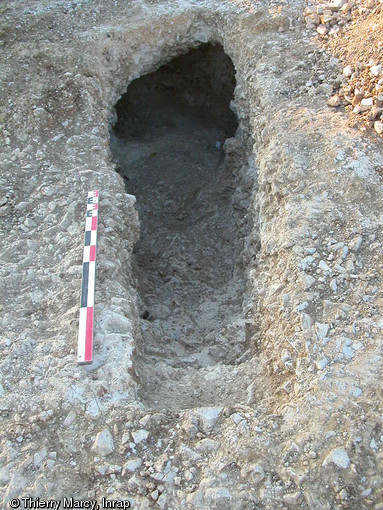 Entrée d'un caveau funéraire du premier quart du IIe s. de notre ère, Fontaine-Notre-Dame (Nord), 2006. Creusé dans la craie, le caveau présente une profondeur de plus d'un mètre. Il est desservi par un étroit couloir dans lequel quelques marches ont été aménagées.