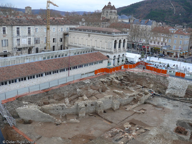 Face sud-ouest de l'amphithéâtre romain avec de gauche à droite en arrière-plan le collège des Jésuites érigé au XVIIe s., la bibliothèque municipale et la cathédrale à coupoles dédiée à Saint-Étienne, Cahors (Lot), 2007.