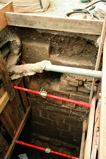 Portion de l'enceinte de Philippe-Auguste, érigée entre 1190 et 1215, mise au jour lors d'un diagnostic archéologique dans l'Hôtel de la Monnaie quai de Conti à Paris en 2010.   Photo publiée dans le numéro 34 de la revue de l'Inrap Archéopages.