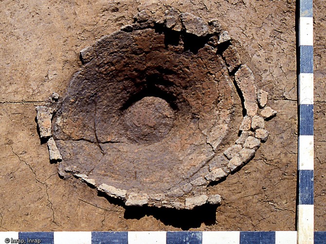 Fond d'un vase-silo dans une excavation strictement limitée à ses contours, fin du Bronze final, Gondreville (Meurthe-et-Moselle), 2002.  Photo publiée dans le numéro 34 de la revue de l'Inrap Archéopages.