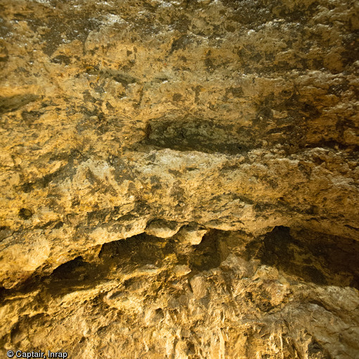 Roche formant la paroi du puits antique où ont été retrouvées les corps, Entrains-sur-Nohain (Nièvre), 2013.Des traces d'outils ayant servi au creusement du puits sont observables.  