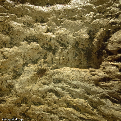 Roche de la paroi du puits avec les marques d'outils ayant servi à son creusement, Entrains-sur-Nohain (Nièvre), 2013. Plusieurs puits ont été mis au jour sur le site. Ils alimentaient en eau une série de petits thermes privés situés à l'arrière d'habitations antiques.