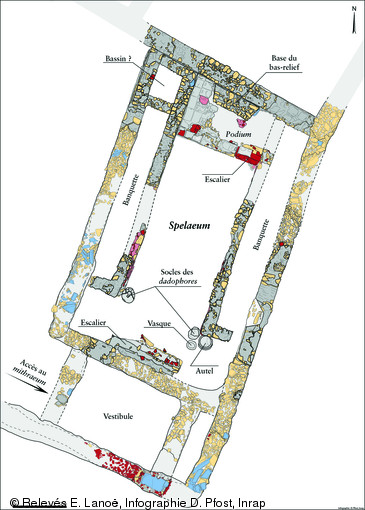 Plan général du spelaeum (la  chapelle ) du mithraeum d'Angers (Maine-et-Loire) dans sa dernière phase d'occupation avant son abandon à la fin du IVe ou au tout début du Ve s. de notre ère, 2010.    Plan publié dans le numéro 36 de la revue de l'Inrap Archéopages.