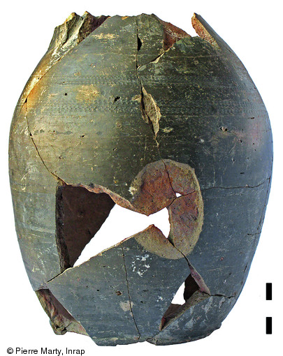 Cruche DSP grise, Antiquité tardive, Toulouse (Haute-Garonne), 2011. Malgré une surface de fouille très réduite, une fosse datée de la première moitié du Ve s. de notre ère a livré un cortège céramique varié qui contenait entre autre de la céramique fine de service de type DSP. Photo publiée dans le numéro 36 de la revue de l'Inrap <a class= rte-link-ext href= http://www.inrap.fr/archeologie-preventive/Recherche-scientifique/Archeopages/Les-numeros/36-2013/Numero-36/Dossier-Exotismes/p-17166-Amphores-vinaires-orientales-au-Bas-Empire-en-Midi-Pyren