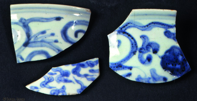 Trois fragments (hauteur : entre 5 et 8,5 cm) de porcelaine Ming retrouvés à Lyon dans un dépotoir collectif place des Terreaux et datés du XIVe s.Ces fragments constituent des découvertes rarissimes pour cette période dans la région.    Photo publiée dans le numéro 36 de la revue de l'Inrap <a class= rte-link-ext  href= http://www.inrap.fr/archeologie-preventive/Recherche-scientifique/Archeopages/Les-numeros/36-2013/Numero-36/Dossier-Exotismes/p-17168-Un-regard-porte-sur-l-ailleurs.-Ceramiques-a-Lyon-entre-Moyen-Age-et-temps-modernes.htm  target= _se