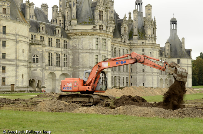 Décapage en cours à Chambord (Loir-et-Cher) avec en arrière-plan la façade nord du château, 2013.