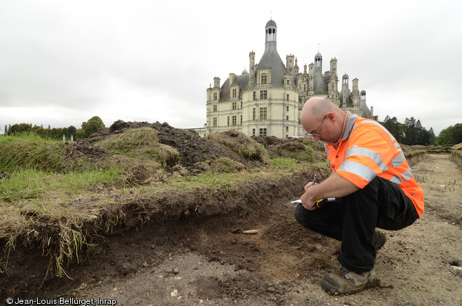 Observations sur une coupe réalisée à l'est de la surface diagnostiquée, château de Chambord (Loir-et-Cher), 2013.