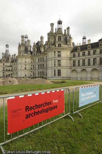 Vue générale de la façade nord du château avec un des sondages visibles en arrière-plan, Chambord (loir-et-Cher), 2013.