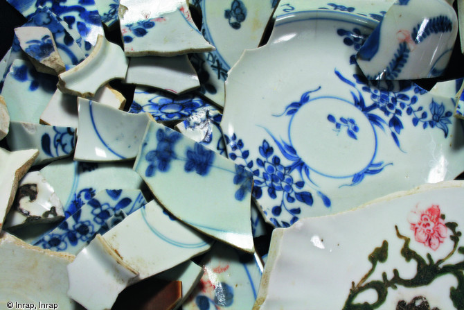 Lot de porcelaines chinoises et japonaises mises au jour dans un dépotoir de la seconde moitié du XVIIIe s. sur les berges de la Saône à Lyon, 2004.Certains fragments - tasses et sous-tasses - appartiennent assurément à des objets destinés à la consommation de boissons exotiques : thé, café et chocolat pénètrent alors les habitudes de consommation depuis près d'un siècle.     Photo publiée dans le numéro 36 de la revue de l'Inrap <a class= rte-link-ext  href= http://www.inrap.fr/archeologie-preventive/Recherche-scientifique/Archeopages/Les-nume