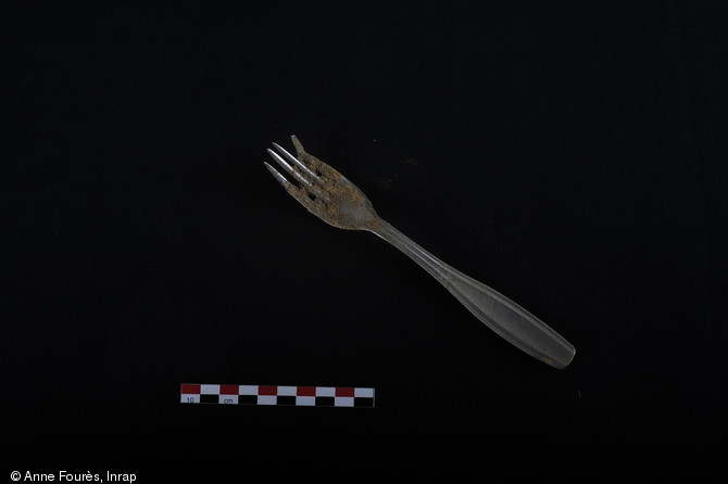 Fourchette tordue mise au jour lors de la fouille du Déjeuner sous l'herbe, oeuvre de Daniel Spoerri, Jouy-en-Josas (Yvelines), 2010.