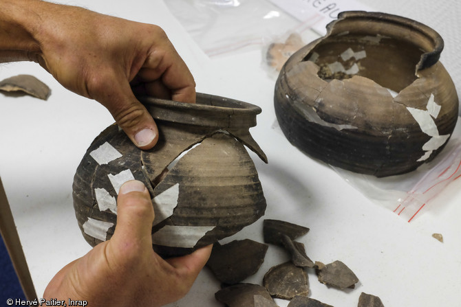 Remontage d'oules provenant de Saint-Corneille (Sarthe), 2013.Une oule est un pot à cuire appelé ainsi lorsque la lèvre forme un bandeau. Il s’agit d’un vase à usage domestique typique de la période médiévale.