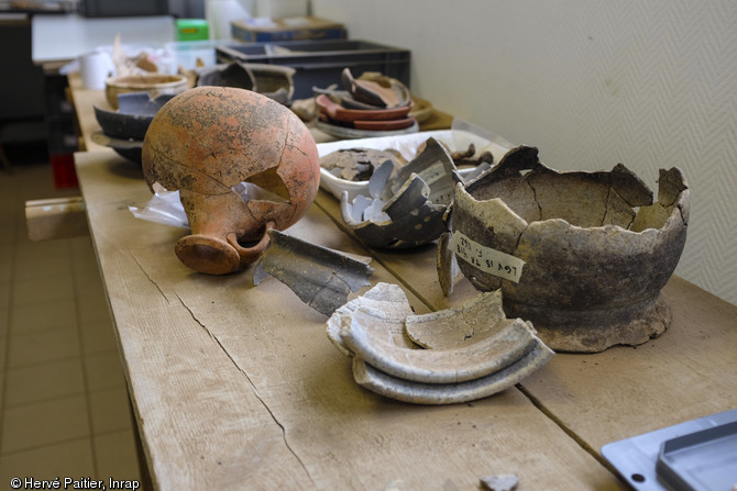 Ensemble de vases gallo-romains en cours d'étude, 2013.  