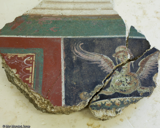 Fragments d'enduits peints découverts devant la cathédrale de Die, centre Inrap de Valence (Drôme), 2013.