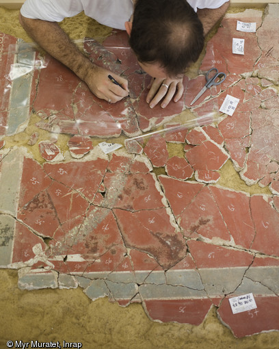 Relevé des motifs et des lacunes des fragments d'enduits peints ré-assemblés, centre Inrap de Valence (Drôme), 2013.