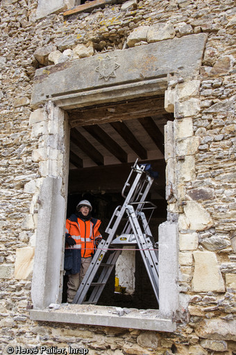Fenêtre de la salle du manoir de Gilles de la Maçonnais à Vassé, XVIe s., Torcé (Ille-et-Vilaine), 2013.L'écusson visible sur le linteau de la fenêtre est la marque de marchand de Gilles de la Maçonnais, bourgeois de Vitré et membre de la confrérie des marchands d'Outremer de la ville.