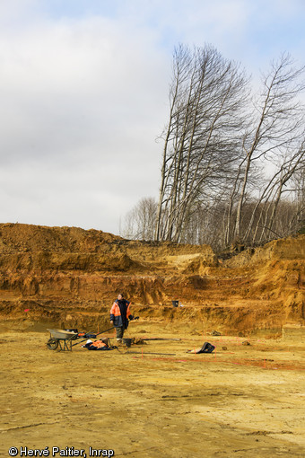 Fouille en cours sur le site de Beslan à La Milesse (Sarthe), 2012.L'opération a révélé la présence d'une grande mine de fer exploitée depuis la protohistoire. Les piquets orange délimitent le comblement des anciennes fosses d'extraction du minerai.
