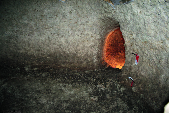 Souterrain médiéval fouillé à Ormes (Loiret), 2011.Sa taille modeste, ainsi que les analyses archéozoologiques et chimiques laissent penser qu'il a servi de bergerie et de poulailler.  Photo publiée dans le numéro 35 de la revue de l'Inrap Archéopages.