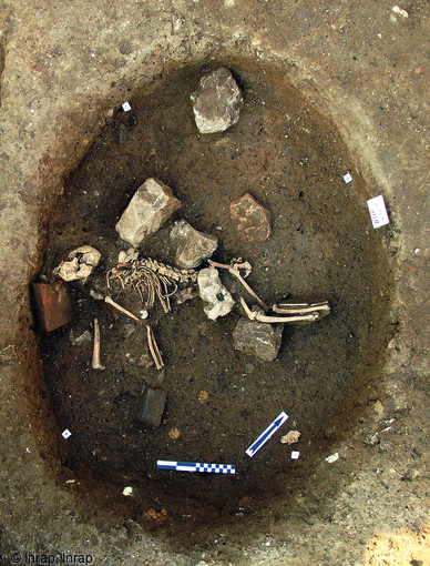 Sépulture de singe découverte dans les niveaux d'utilisation tardifs (VIe siècle) d'un enclos funéraire du IVe s. de notre ère, découvert rue des Caillons à Poitiers (Vienne), 2012.  Il s'agit du troisième squelette de singe retrouvé en contexte antique en Gaule.