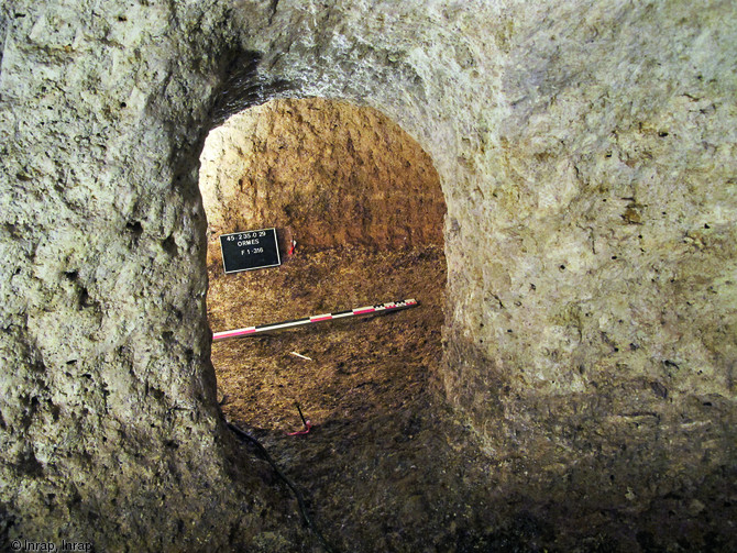 Souterrain médiéval mis au jour à Ormes (Loiret), 2011.La présence d'un silo ainsi que les résultats des analyses physico-chimiques et de l'étude archéozoologique permettent d'identifier cette structure souterraine comme une bergerie ou un poulailler.       Photo publiée dans le numéro 35 de la revue de l'Inrap <a class= rte-link-ext  href= http://www.inrap.fr/archeologie-preventive/Recherche-scientifique/Archeopages/Les-numeros/HS03-34-35-2012/Numero-35/Dossier-Vivre-avec-les-betes/p-17147-Bergerie-et-poulailler-dans-un-souterrain-medieval.-Le-Bois-