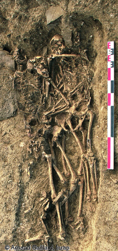 Sépulture multiple mise au jour sur le site médiéval de Saint-Laurent-de-la-Cabrerisse (Aude).Des analyses immunologiques et paléobiochimiques ont confirmé l'infection des individus par le bacille de la peste.    Photo publiée dans le numéro 35 de la revue de l'Inrap Arc