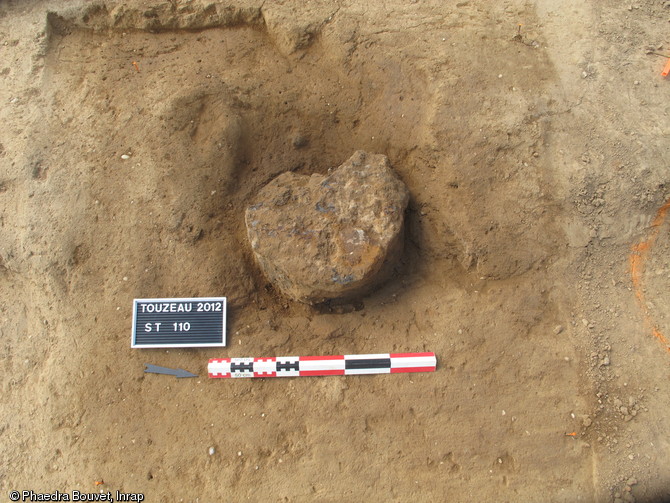 Scories abandonnées au fond d'un bas-fourneau, Touzeau (Sarthe), 2012.La chronologie du fonctionnement de l'atelier n'a pas encore été déterminée.