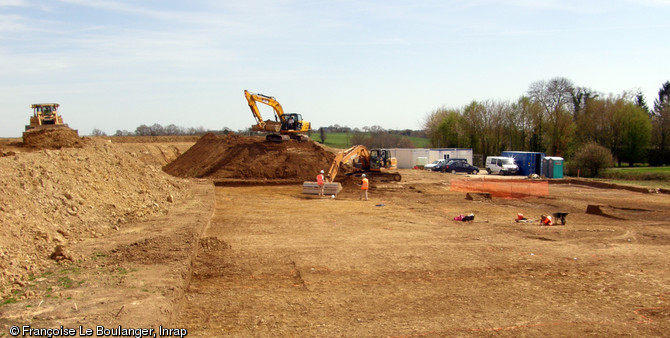 Décapage en cours sur le site de la Lande des Nouailles à Domagné (Ille-et-Vilaine), 2013.L'opération a livré les vestiges d'une ferme occupée entre les XIVe et XVIIe s.