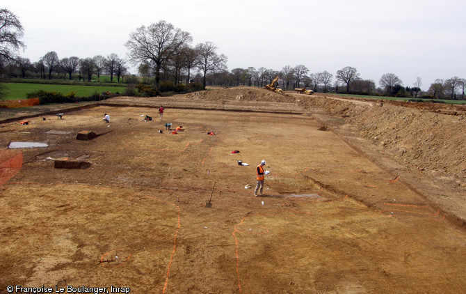Fouille et enregistrement sur le site de la Lande des Nouailles à Domagné (Ille-et-Vilaine), 2013.L'opération a livré les vestiges d'une ferme occupée entre les XIVe et XVIIe s.