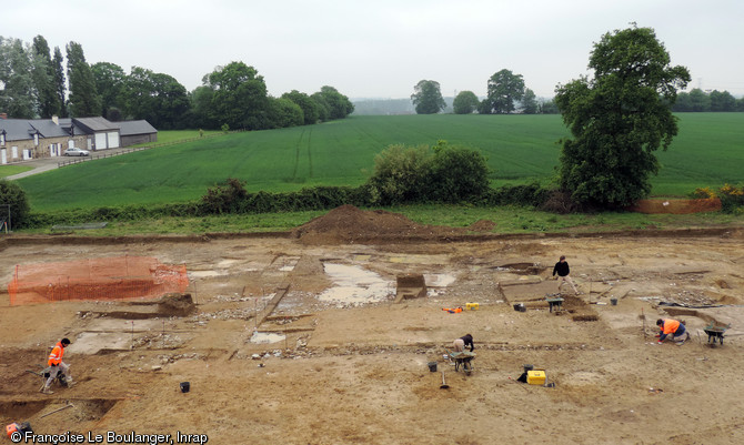 Vue générale du site de la Lande des Nouailles en cours de fouille, XIVe-XVIIe s., Domagné (Ille-et-Vilaine), 2013.Au centre de la photo apparaissent les fondations du plus grand bâtiment de la ferme.