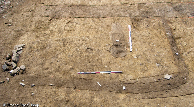 Vestiges d'un petit appentis construit le long d'un mur de la cour de la ferme, XVIe-XVIIe, La Lande des Nouailles, Domagné (Ille-et-Vilaine), 2013.