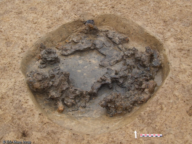 Scories piégées au fond d'un four en fosse utilisé pour la réduction du minerai de fer, ferme gauloise de Coulans-sur-Gée (Sarthe), 2012.