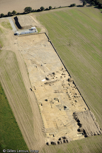 Vue aérienne du site de La Massuère à Brielles (Ille-et-Vilaine), 2012.L'opération de fouille a révélé une occupation régulière du Néolithique jusqu'à l'époque contemporaine, particulièrement importante à la période gauloise.  