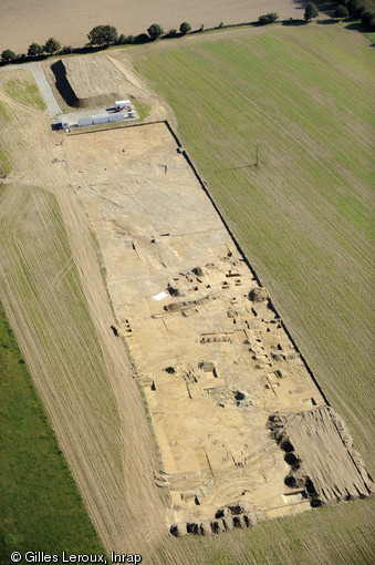 Vue aérienne du site de La Massuère à Brielles (Ille-et-Vilaine), 2012.L'opération de fouille a révélé une occupation régulière du Néolithique jusqu'à l'époque contemporaine, particulièrement importante à la période gauloise.