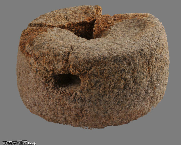 Partie supérieure mobile d'une meule rotative (diamètre 35 cm ; hauteur 17 cm), ou catillus, granite, Ier s. avant notre ère, Brielles (Ille-et-Vilaine), 2012.