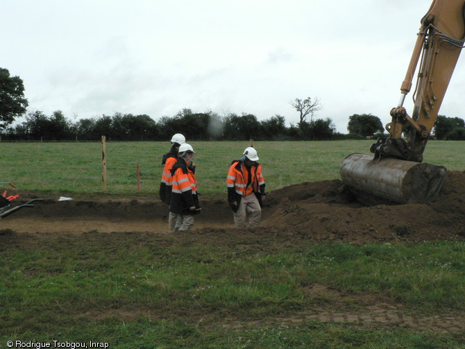 Début du décapage à Fontenay-sur-Vègre (Sarthe), 2012.Sur une surface de 15 000 m2, l'équipe de fouille a mis au jour une occupation d'époque moustérienne propre à l'Homme de Neandertal.
