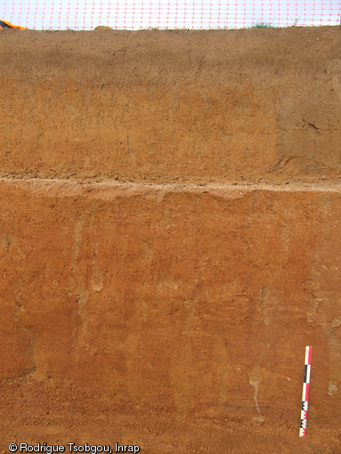 Coupe stratigraphique réalisée sur le site moustérien de Château-Gaillard - la Mercerie (Sarthe), 2012.