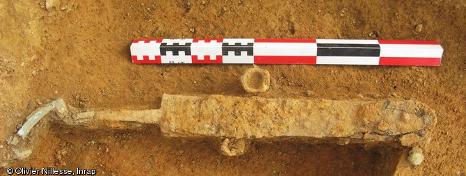 Épée courte à extrémité arrondie et anneaux de suspension du fourreau, fer, dépôt d'armes daté de la fin du IVe ou du début du Ve s. de notre ère, Fontenay-sur-Vègre (Sarthe), 2012.  