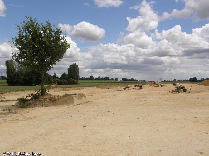 Vue générale du site de la Liberderie en cours de fouille, Gennes-sur-Seiche (Ille-et-Vilaine), 2011-2012.L'opération a révélé deux phases d'occupation : un enclos antique abritant des bâtiments, à dater des Ier-IIe s. de notre ère, ainsi qu'un grand nombre de vestiges médiévaux datés entre les VIe et IXe s.