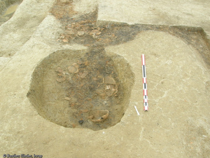 Fosse dépotoir où ont été jetés de nombreux ratés de cuisson, VIe-VIIe s., Gennes-sur-Seiche (Ille-et-Vilaine), 2011-2012.