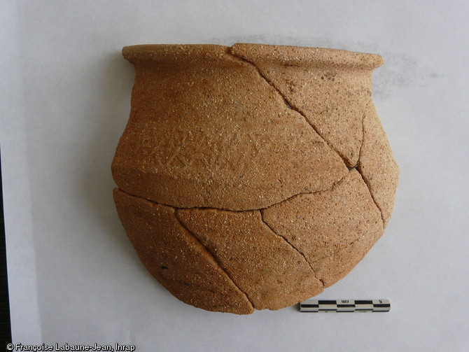 Pot en céramique correspondant à la forme emblématique produite par l'atelier de potier de Gennes-sur-Seiche (Ille-et-Vilaine), VIe-VIIe s., 2011-2012.