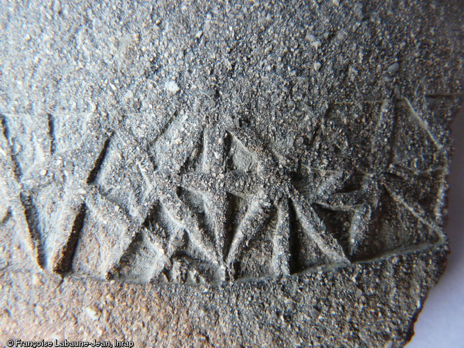 Détail de décor à la molette ornant une des productions de l'atelier de potier mis au jour à Gennes-sur-Seiche (Ille-et-Vilaine), VIe-VIIe s., 2011-2012.