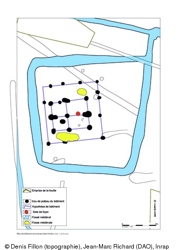 Plan du bâtiment sur poteaux et de l'enclos, XIIIe-XIVe s., Juigné-sur-Sarthe (Sarthe), 2012.La demeure a été construite dans un enclos trapézoïdal de 300 m2 vraisemblablement protégé par une palissade.