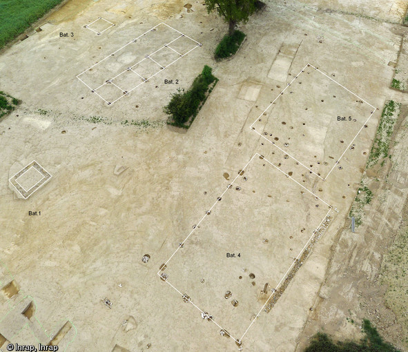 Vue aérienne du cœur du site de la Petite Croyère à La Cropte (Mayenne), 2012.Les limites des cinq bâtiments sont surlignées par des traits blancs. Cet établissement rural du Haut-Empire est implanté au cours de la seconde moitié du Ier s. de notre ère et reste en fonctionnement jusqu'à la fin du IIe s.