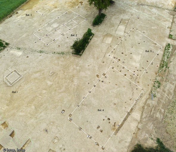 Vue aérienne du cœur du site de la Petite Croyère à La Cropte (Mayenne), 2012.Les limites des cinq bâtiments sont surlignées par des traits blancs. Cet établissement rural du Haut-Empire est implanté au cours de la seconde moitié du Ier s. de notre ère et reste en fonctionnement jusqu'à la fin du IIe s.