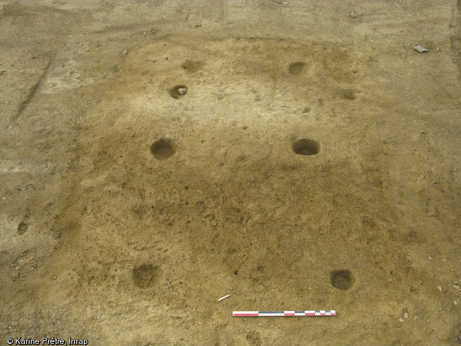Trous de poteaux formant l'ossature d'un bâtiment néolithique, vers 4000 avant notre ère, La Cropte (Mayenne), 2012. 