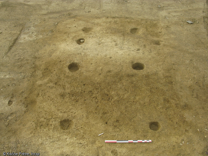 Trous de poteaux formant l'ossature d'un bâtiment néolithique, vers 4000 avant notre ère, La Cropte (Mayenne), 2012.