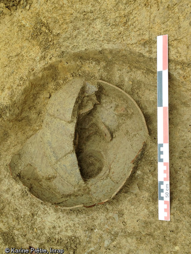 Trou de poteau double dont le système de calage a été conservé, fin du Ier s. de notre ère, La Cropte (Mayenne), 2012.Pour réaliser le calage, des fragments de tegulae (tuiles) ont été utilisés, auxquels ont été ajoutés une plaquette de schiste et des blocs de calcaire blanc.