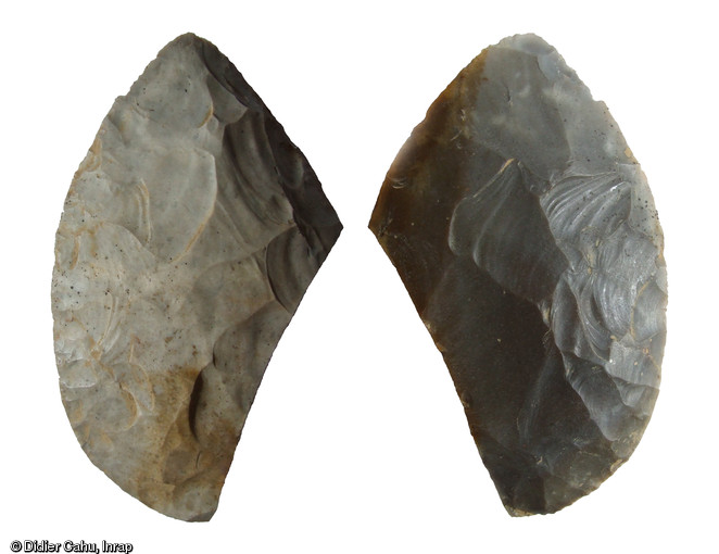 Biface en silex découvert fortuitement à Noyal-sur-Vilaine (Ille-et-Vilaine), 2012.Il mesure 11,5 cm sur 6,8 cm. La différence de couleur entre les deux faces suggère qu'une fois perdu ou abandonné, l'outil est resté posé à même le sol.
